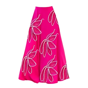 Détail macro d'une jupe longue à taille haute avec motifs floraux de feuilles magenta
