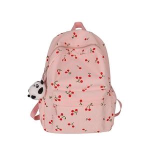 Détail du sac à dos en velours côtelé rose avec motif cerises et peluche panda