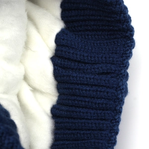Bonnet tricoté d'hiver avec doublure en polaire blanche et texture côtelée bleu marine