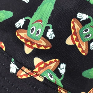 Detalle del estampado de cactus sobre sombrero tipo pescador negro con tejido fino