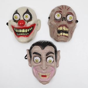 Detailansicht von Halloween-Horrormasken mit Clown-, Zombie- und Vampirdesigns