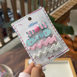 Vue détaillée du lot de 4 barrettes à cheveux colorées en acrylique à pois et rayures