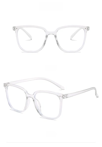 Détail de lunettes anti-lumière bleue à monture large transparente vue de face