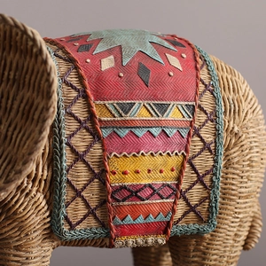 Statue d'éléphant en rotin tressé main avec motif de selle coloré pour la maison