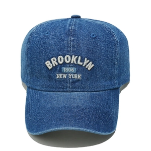 Broderie blanche détaillée BROOKLYN 1898 sur une casquette en denim bleu de qualité
