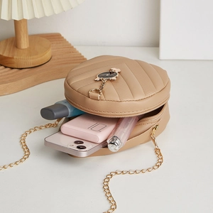 Mini borsa a mezzaluna trapuntata a V kaki con catena dorata e ciondolo gatto