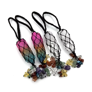 Pendentif en colonne de cristal arc-en-ciel avec filet tissé et pompon de pierres colorées