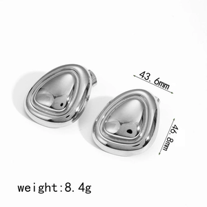 Boucles d'oreilles goutte en argent poli avec dimensions 43,6mm et 46,8mm en gros plan
