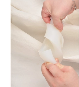 Flexible weiße Silikonform wird gedreht, um die weiche Textur für Kerzen zu zeigen