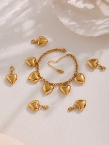 Detailansicht der 18K vergoldeten Herzanhänger und der Edelstahl-DIY-Armbandkette