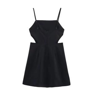Robe noire élégante dos nu avec découpes latérales sexy et fines bretelles