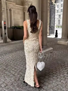 Élégante vue arrière d'une robe longue crème avec texture florale en 3D