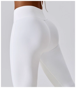 Détail du tissu en maille côtelée blanche et taille haute du pantalon yoga évasé