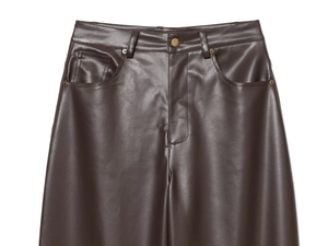 Dettaglio dei pantaloni in ecopelle marrone scuro con texture opaca e cuciture rifinite
