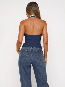 Détail du haut dos nu bleu marine montrant la conception à lacets en maille chic