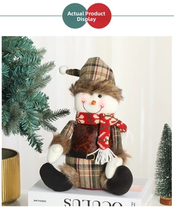 Vista dettagliata di un pupazzo di neve in peluche vintage con cappello a quadri e sciarpa