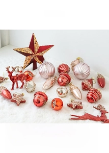 Dettaglio decorazioni natalizie con stelle e renne glitterate rosse e oro su bianco