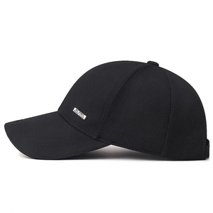 Berretto da baseball in cotone nero da uomo con logo in metallo e tessuto traspirante