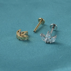 Studs labret lotus en zircon marquise doré et argenté sur fond de soie sarcelle