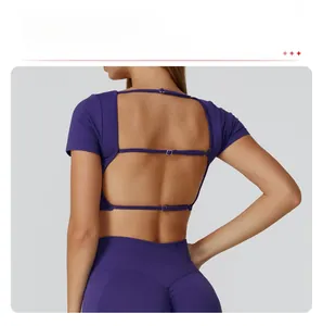 Detailaufnahme des nahtlosen Yoga-Tops mit Rückenausschnitt und verstellbaren Metallschnallen