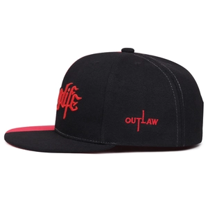 Cappello snapback bicolore stile street con ricamo 3D rosso e scritta Outlaw