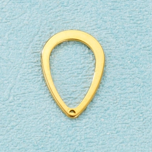 Gros plan d'un pendentif goutte d'or avec petit trou pour création de bijoux