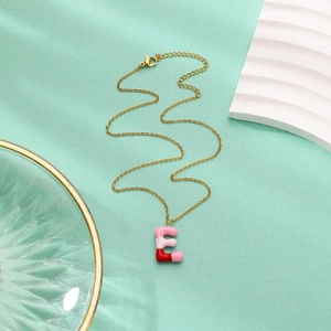 Collana con ciondolo a lettera E in smalto colorato e catena dorata da donna