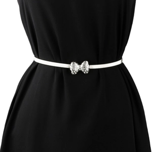 Ceinture élastique argentée élégante avec boucle nœud en strass sur robe noire