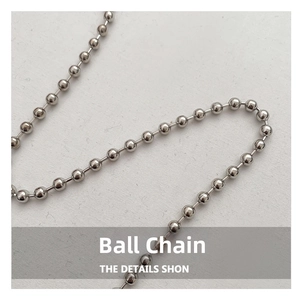 Détail macro de la chaîne à billes en argent poli avec une finition métallique lisse