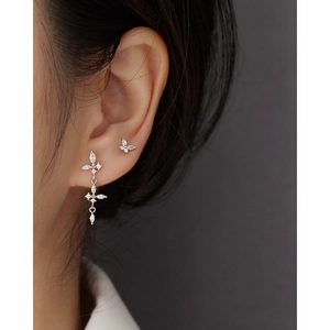 Boucles d'oreilles papillon en argent S925 avec zircons portées par un mannequin femme