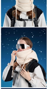 Détail d'une cagoule d'hiver en tricot crème avec texture épaisse et cordon de serrage