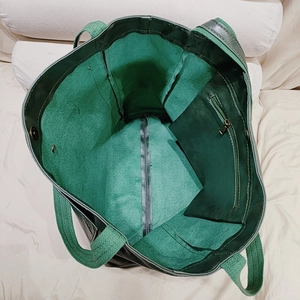 Détail du sac cabas en cuir vintage avec intérieur spacieux en daim vert et poche zippée