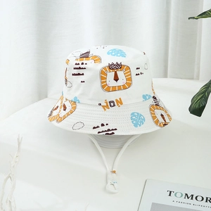 Détail du chapeau de soleil enfant en coton blanc avec motif lion et mentonnière