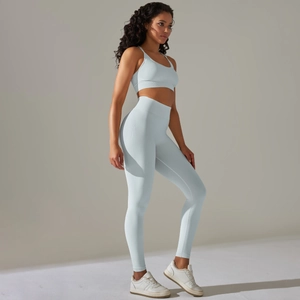Dettaglio del set yoga a costine senza cuciture azzurro con ampia fascia in vita di supporto