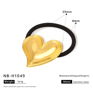 Détail d'un élastique à cheveux cœur doré en acier inoxydable de 39mm avec dimensions
