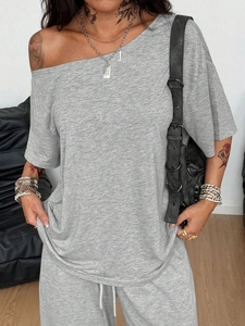 Detalle de conjunto gris con camiseta de hombros caídos y pantalones cortos con cordón