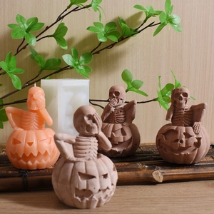 Candele a zucca scheletro di Halloween e stampi in silicone con pose buffe su sfondo legno