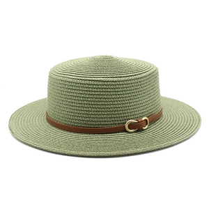 Détail du chapeau canotier vert sauge avec texture tressée fine et lanière en cuir
