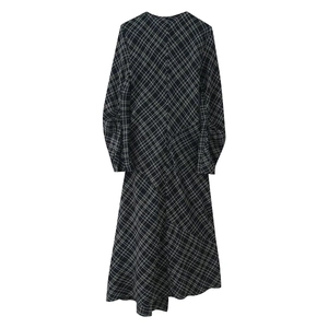 Vestito da donna a scacchi bianchi e neri con maniche lunghe e orlo irregolare chic