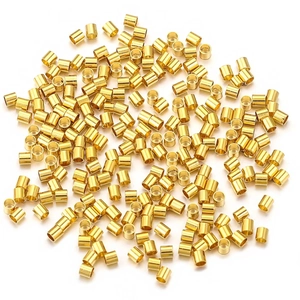 Détail de perles à écraser dorées en acier inoxydable pour création de bijoux DIY