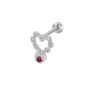 Dettaglio del piercing a cuore in argento con catena e gemma rotonda rossa lucida
