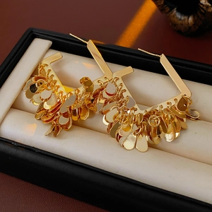 Macro di orecchini a goccia con nappe placcati in oro in una scatola regalo nera