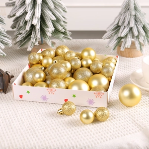 Goldenes Weihnachtskugel-Set mit matten und glitzernden Oberflächen für den Tannenbaum