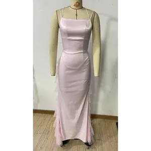 Detailansicht eines rosa Satinkleides mit eleganten Mesh-Einsätzen an der Seite