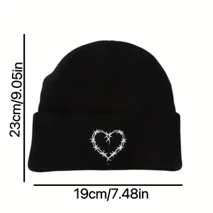 Bonnet en tricot noir avec broderie cœur d'épines blanche, dimensions 23cm de haut et 19cm
