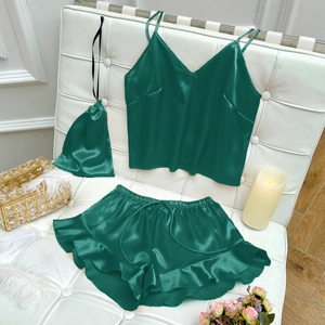 Ensemble de pyjama 3 pièces en satin vert foncé avec haut, short à volants et petit pochon