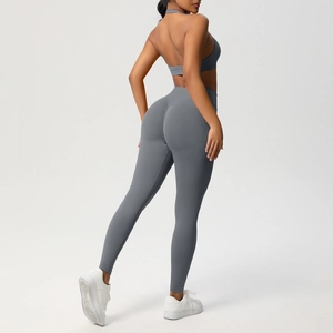 Dettaglio dei leggings da yoga grigio antracite con effetto lifting a vita alta sui glutei