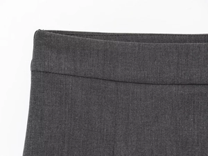 Détail de la large ceinture plissée sur la jupe-culotte gris foncé avec couture précise