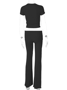 Vista posteriore del completo a due pezzi in maglia a coste nere con crop top e pantaloni