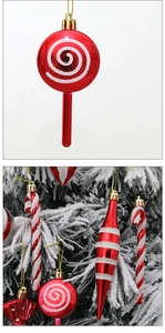 Set de adornos navideños con piruleta roja y bastón de caramelo en rama de pino nevada